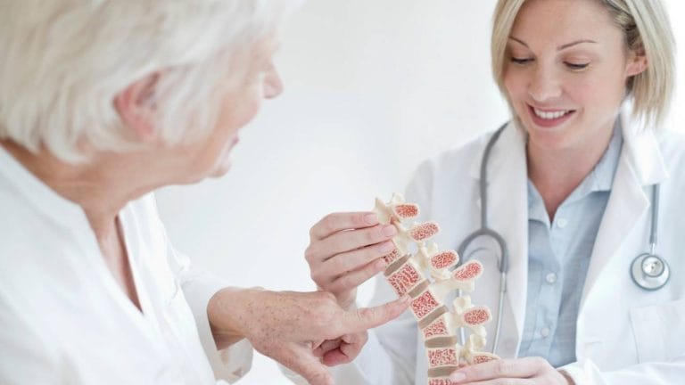 Descubra o que causa a osteoporose, tratamento, sintomas e outras curiosidades.