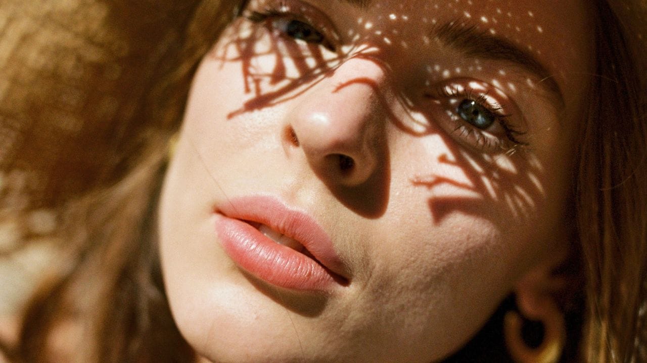 Saiba como manter seus lábios hidratados no verão.