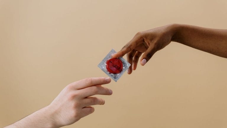 Saiba como é feita a prevenção da Aids.