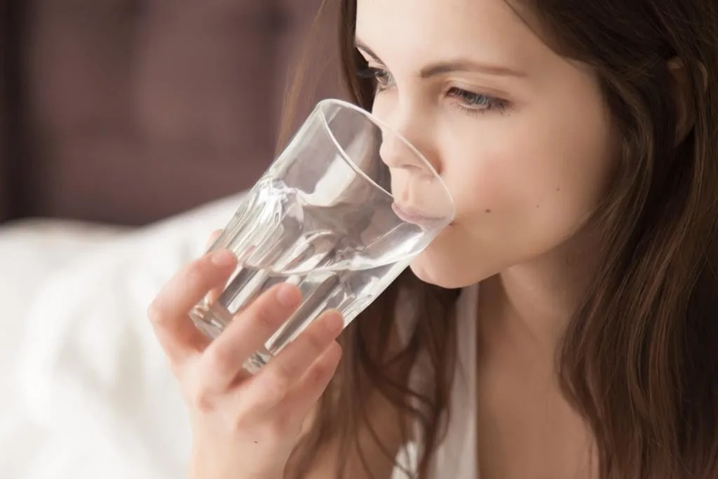 Mulher tomando água