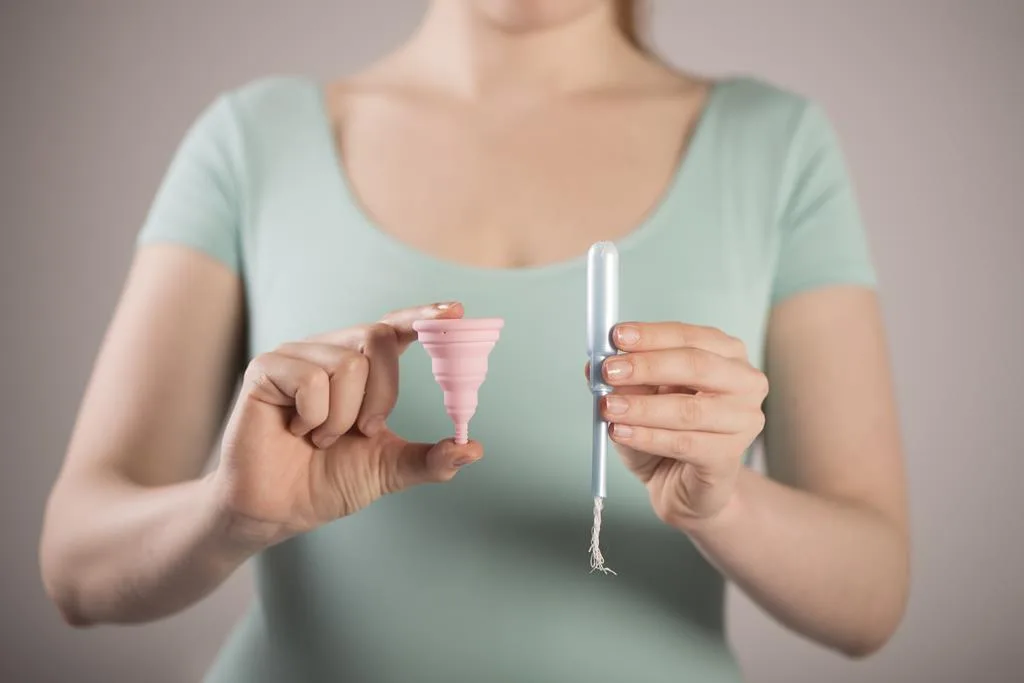 o coletor menstrual é muito parecido com o absorvente interno, se diferenciando em como se acomoda no canal vaginal