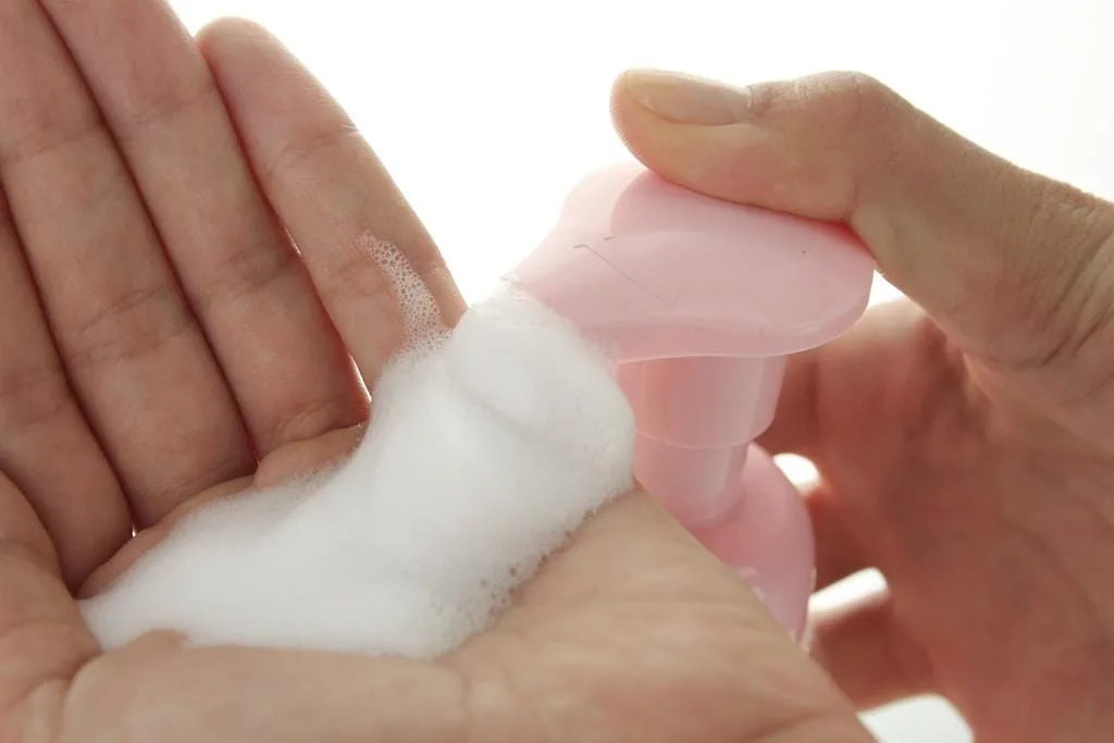 os sabonetes íntimos são mais indicados para lavar a região vaginal, já que foram feitos especialmente para isso e não agridem a flora e a camada de gordura protetora