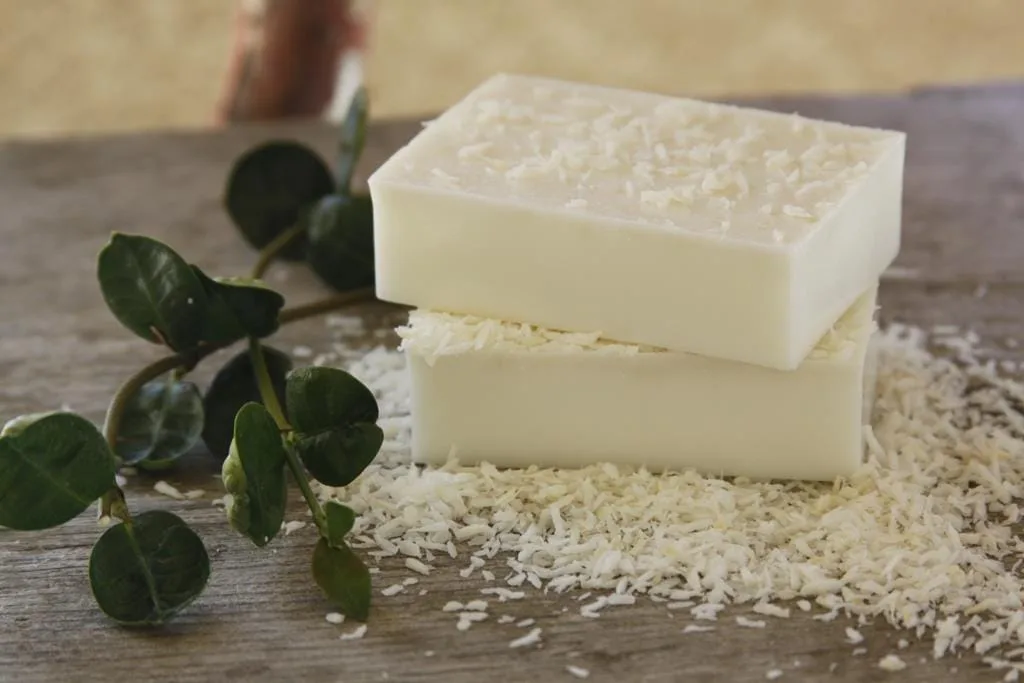 prefira sempre lavar suas roupas íntimas com sabão neutro como o de coco, e evite muitos produtos químicos como amaciantes e alvejantes