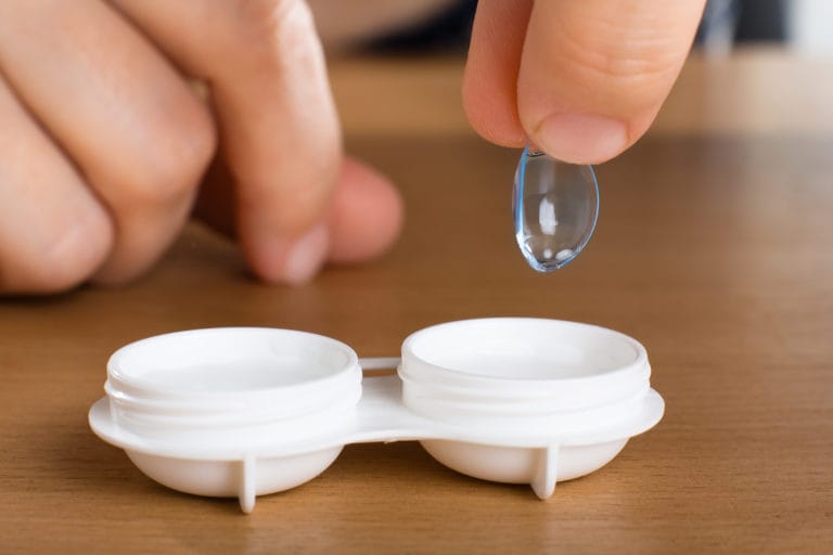 Lentes de contato: qual a melhor maneira de higienizar as suas?