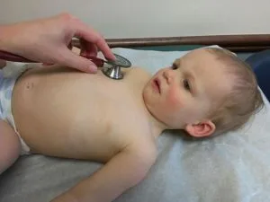 você deve levar o bebê no pediatra caso os sintomas não melhorem com o uso de pomadas