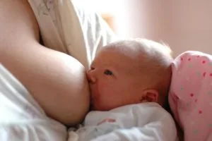 os bebês tendem a ficar mais calmos e relaxados enquanto mamam o leite materno, e essa pode ser uma alternativa para ajudar a aliviar os sintomas da cólica