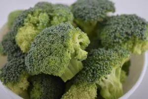 alimentos como o brócolis podem aumentar as cólicas nos pequenos, e devem ser consumidos moderadamente durante a amamentação