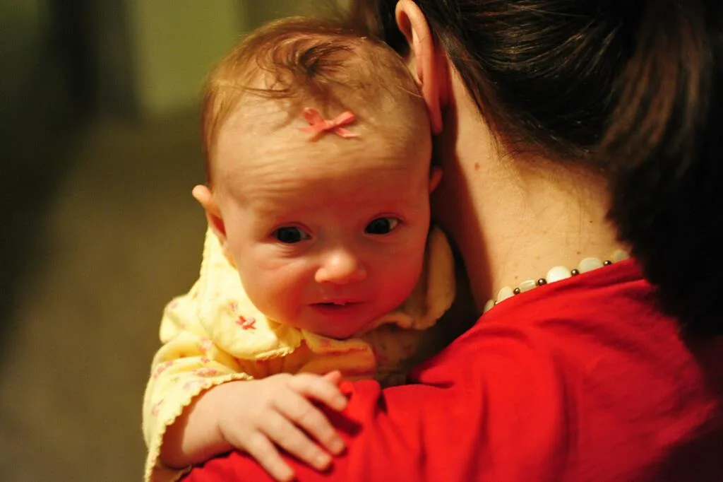 deixar o bebê ereto por pelo menos 20 minutos após as mamadas para se certificar de que ele arrotou é uma das principais formas de amenizar os sintomas do refluxo