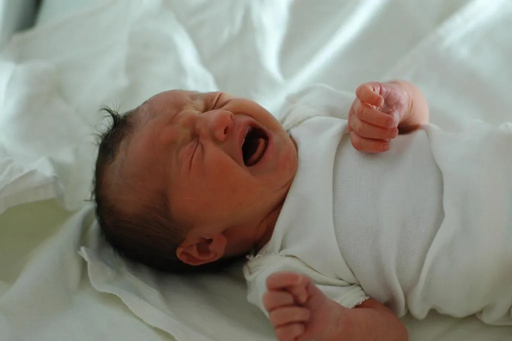 quando o bebê começa a chorar mais do que o normal e se mostrar desconfortável com o refluxo, pode ser necessário o uso de alguns medicamentos para tratar o problema