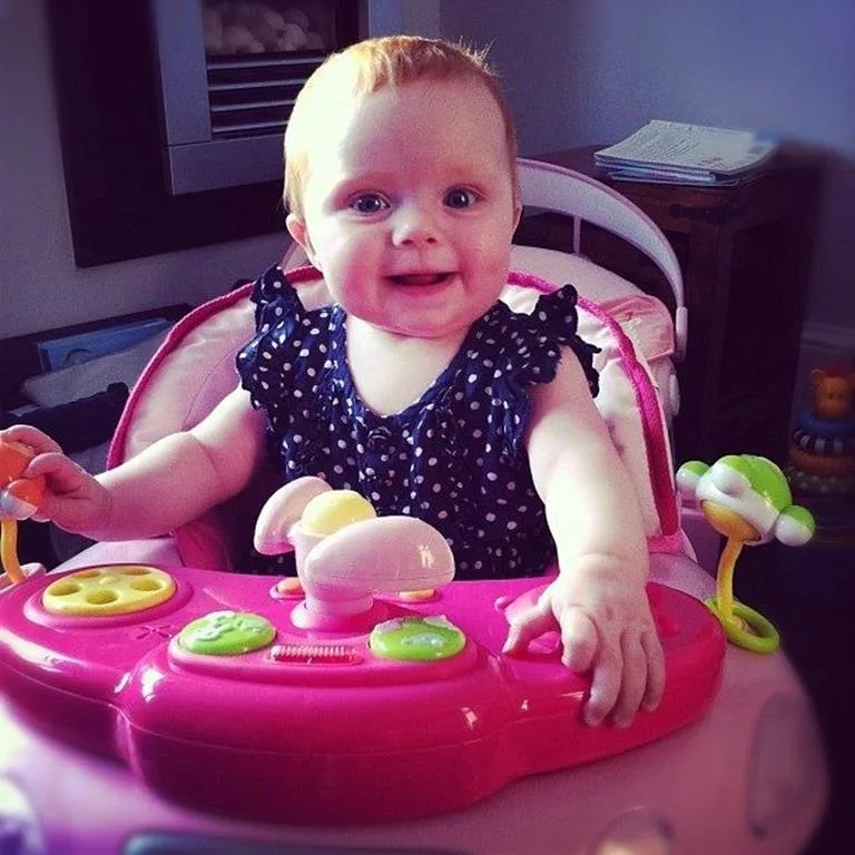 com quantos meses o bebê pode usar andador