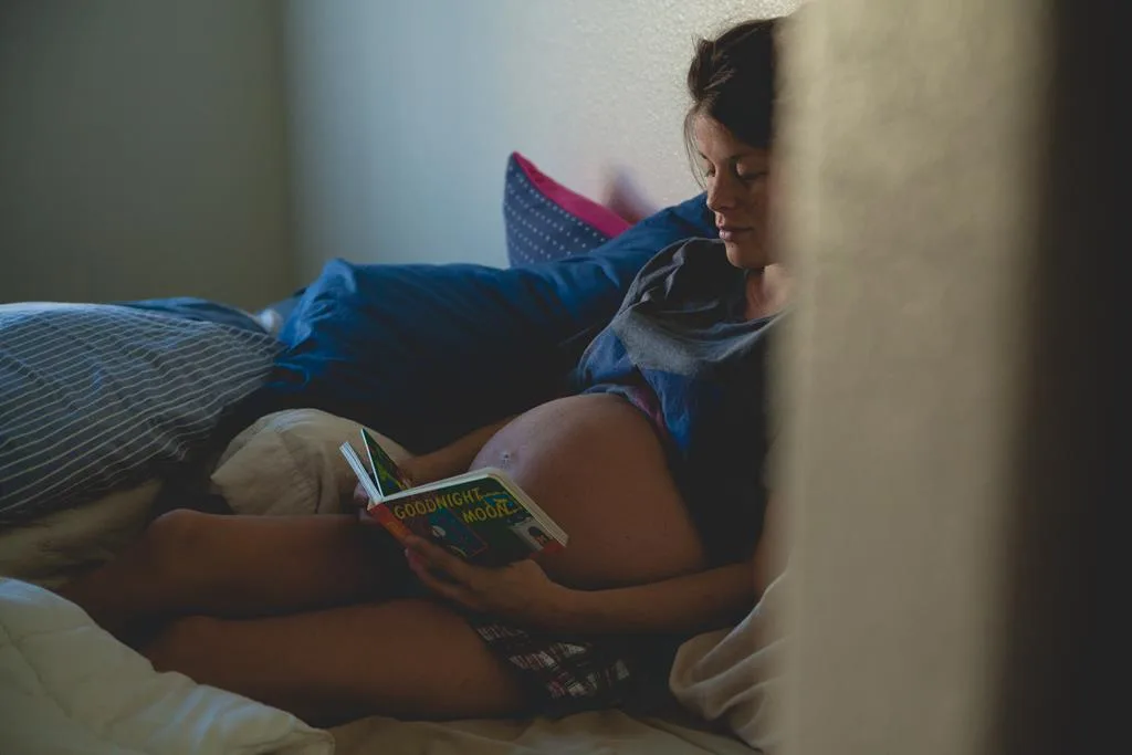 enquanto você espera o trabalho de parto começar naturalmente procure fazer atividades relaxantes como a leitura, por exemplo