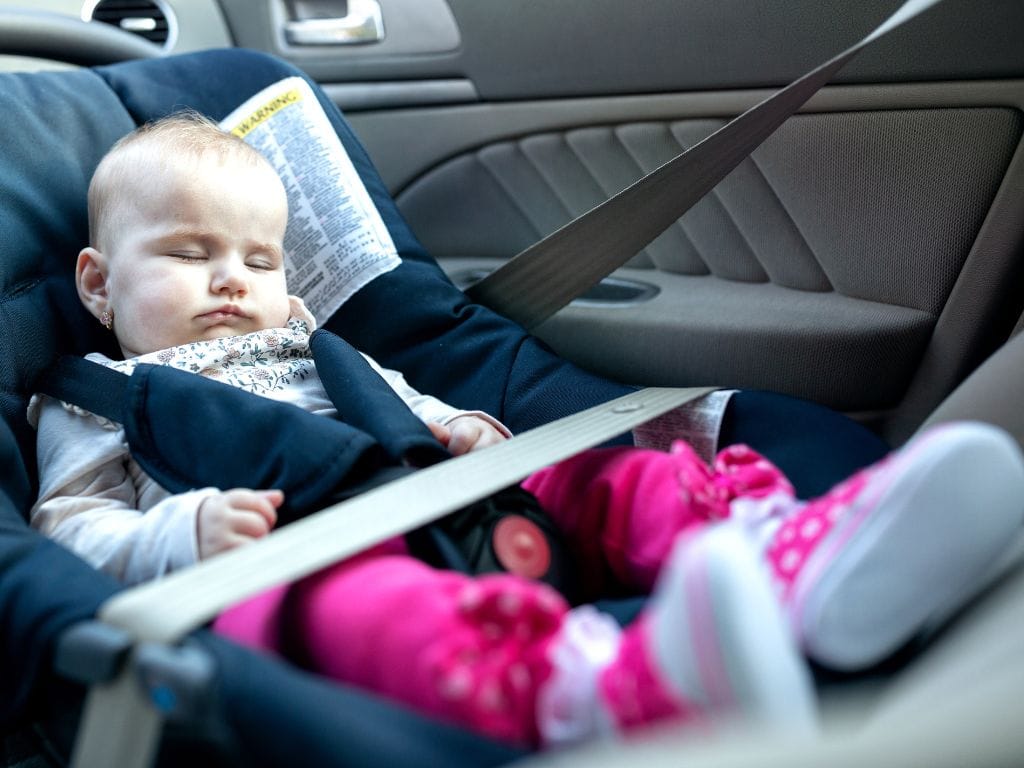 bebê no bebê conforto