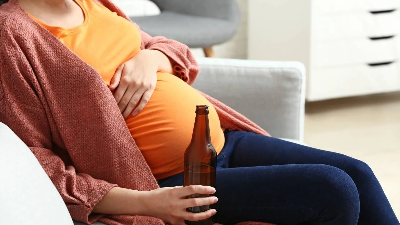 Conheça se pode beber amamentando e quais são os riscos.