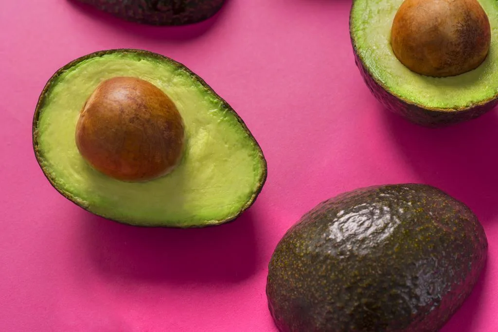 por ser um tipo de gordura, o ômega 3 é melhor absorvido pelo organismo quando consumido junto com alimentos gordurosos como o abacate