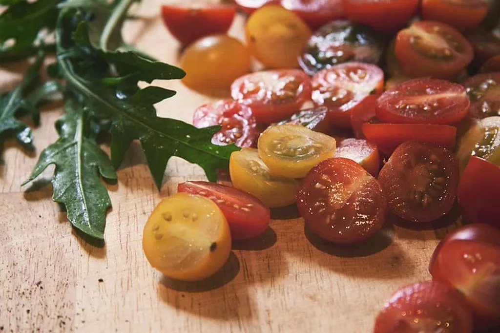 a rúcula e o tomate são dois exemplos de alimentos ricos em vitamina C