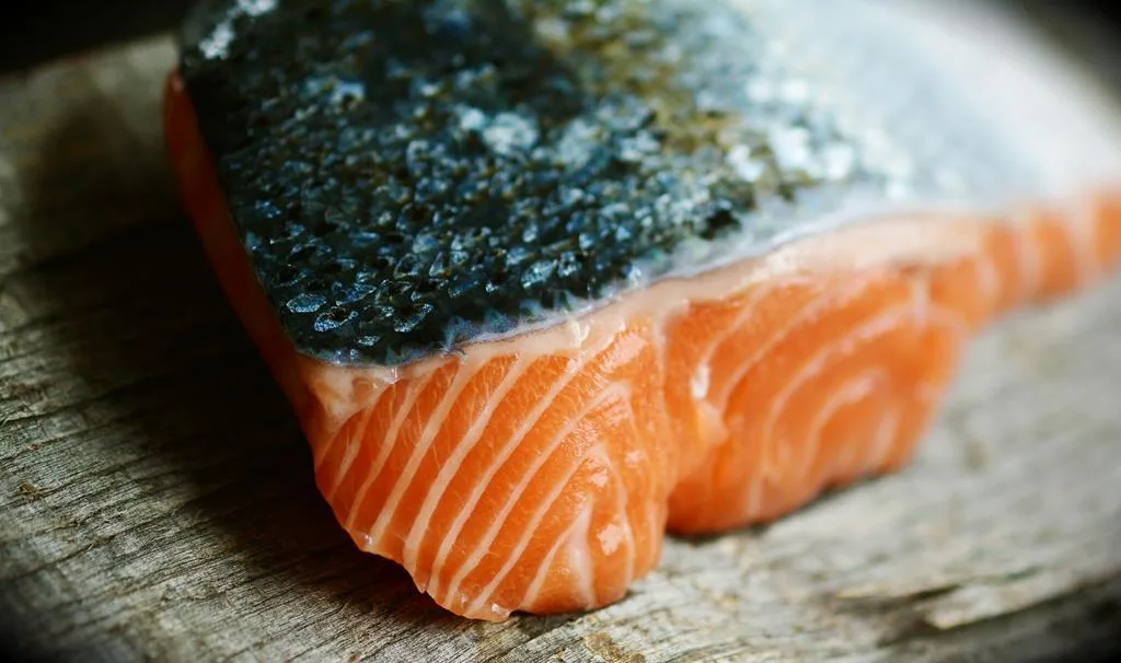conhecido popularmente por ser uma rica fonte de ômega 3, uma porção de salmão pode oferecer mais do que a necessidade diária da gordura