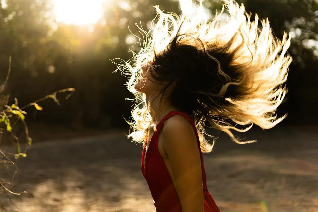 a vitamina atua deixando o cabelo e pele mais saudáveis e fortes