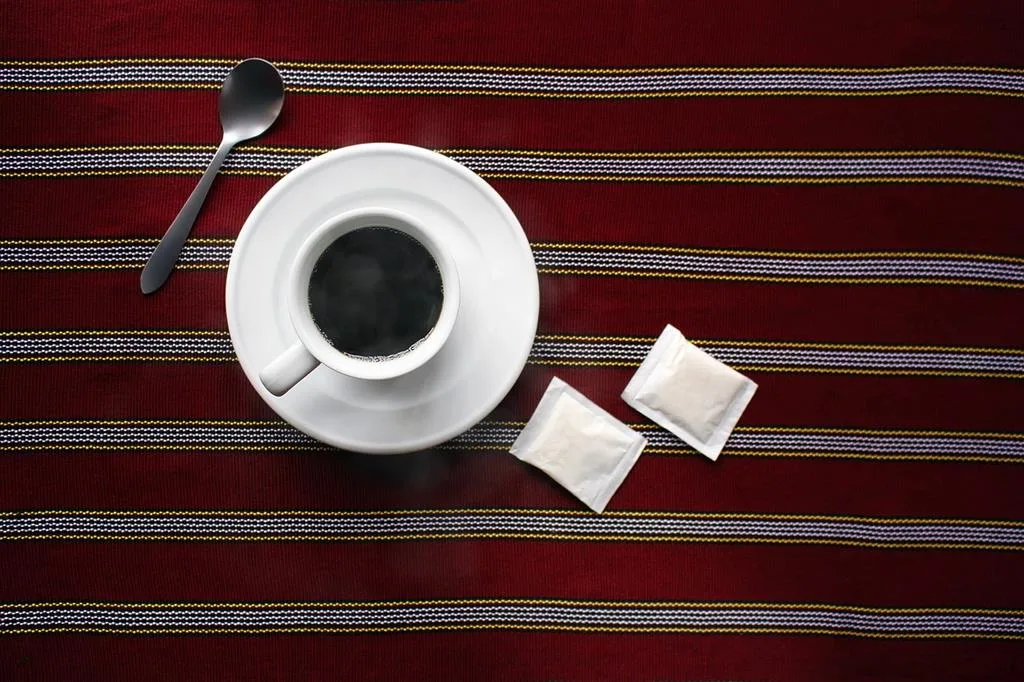 um café cheio de açúcar pode desencadear um pico de insulina