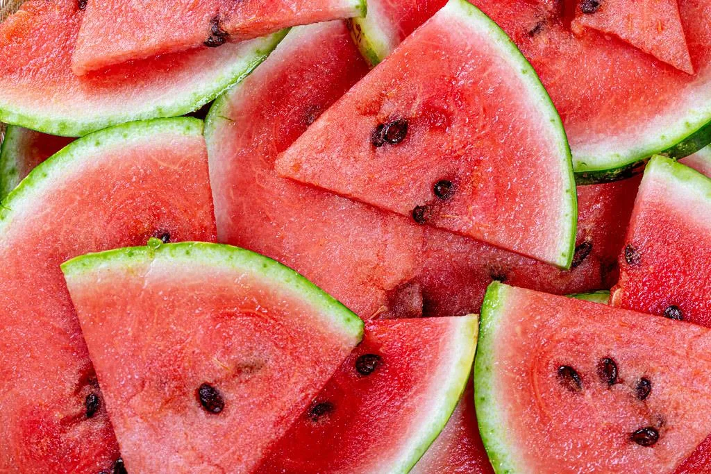 embora possa parecer um alimento saudável para diabéticos, a carga glicêmica da melancia é 76