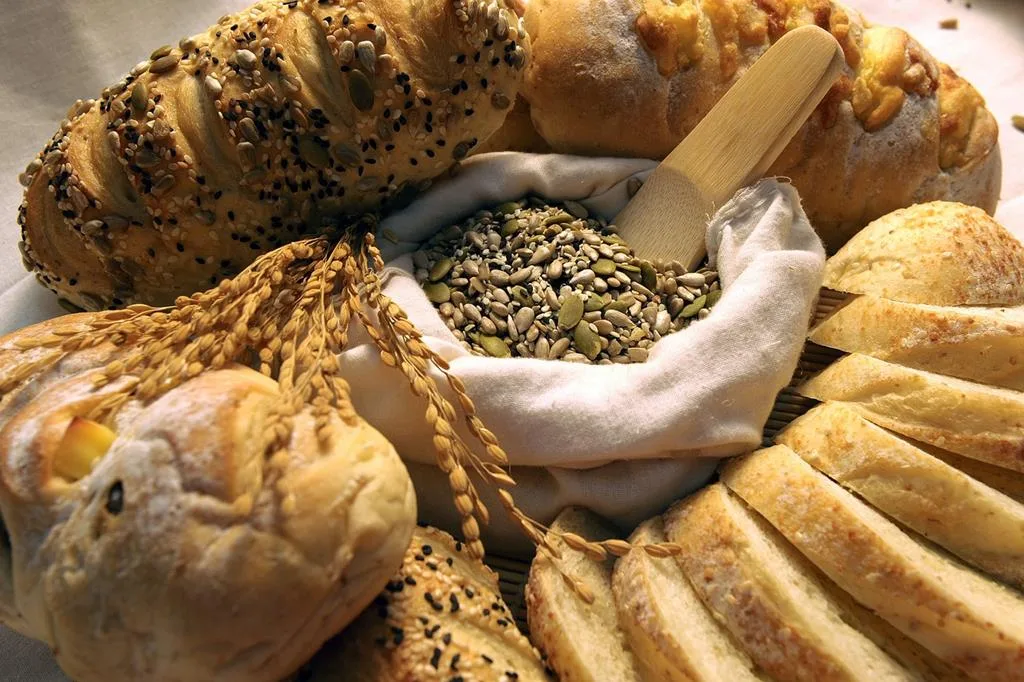 quando comemos alimentos ricos em carboidratos, o açúcar no sangue aumenta muito rápido, causando picos de insulina