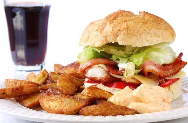 alimentos ricos em gorduras e carboidratos contribui para o aumento da oleosidade da pele