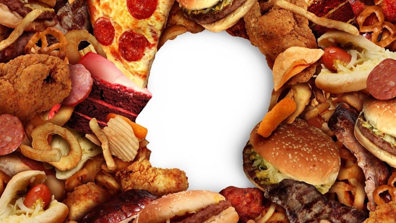 Alimentos gordurosos como frituras, industrializados e condimentados podem colocar em risco a saúde da pessoa.