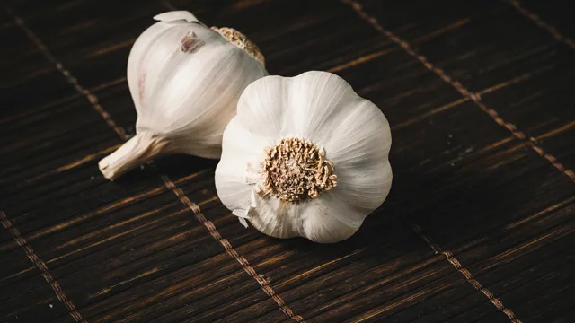 o alho tem propriedades antioxidantes que ajuda a deixar as unhas mais fortes