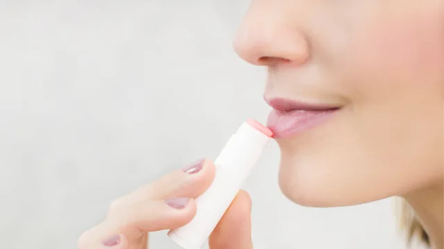 o ideal é usar o protetor e o hidratante labial em conjunto para manter a região saudável e hidratada