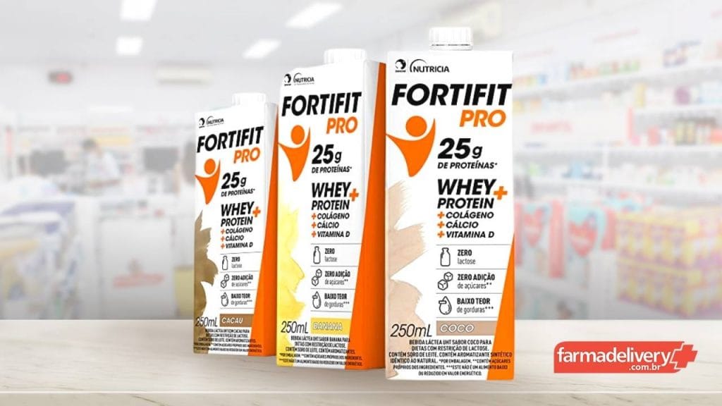 Imagem ilustrativa do Fortifit Pro e seus três sabores; coco, banana e cacau. O produto é fonte de proteínas e auxilia na práticas de exercícios físicos.