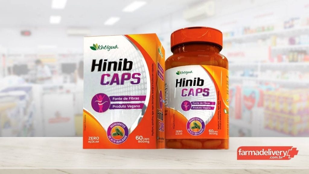 Imagem da embalagem do produto Hinib CAPS, eficaz contra a retenção de liquido e perda de peso. De fundo, uma farmácia e logo da Farmadelivery no canto inferior direito.