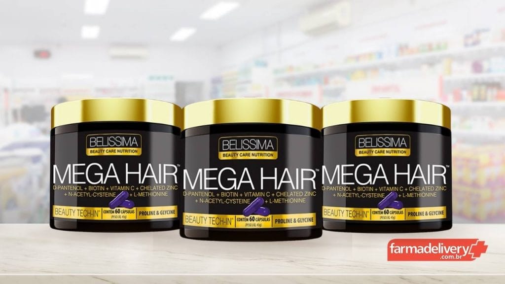 Três embalagens do produto Mega Hair dispostas a cima de uma bancada com fundo de prateleiras e a logo da Farmadelivery no canto inferior direito.