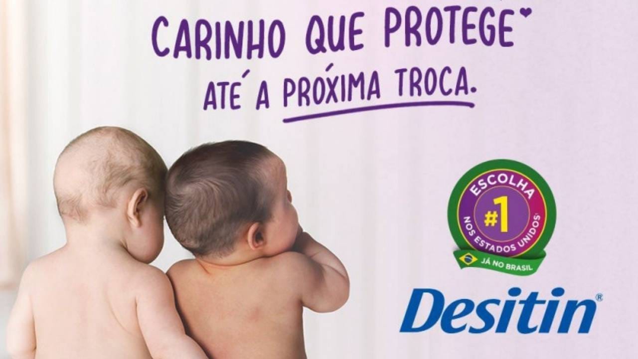 N imagem, dois bebes, um ao lado do outro, com a marca Desitin no lado direito.