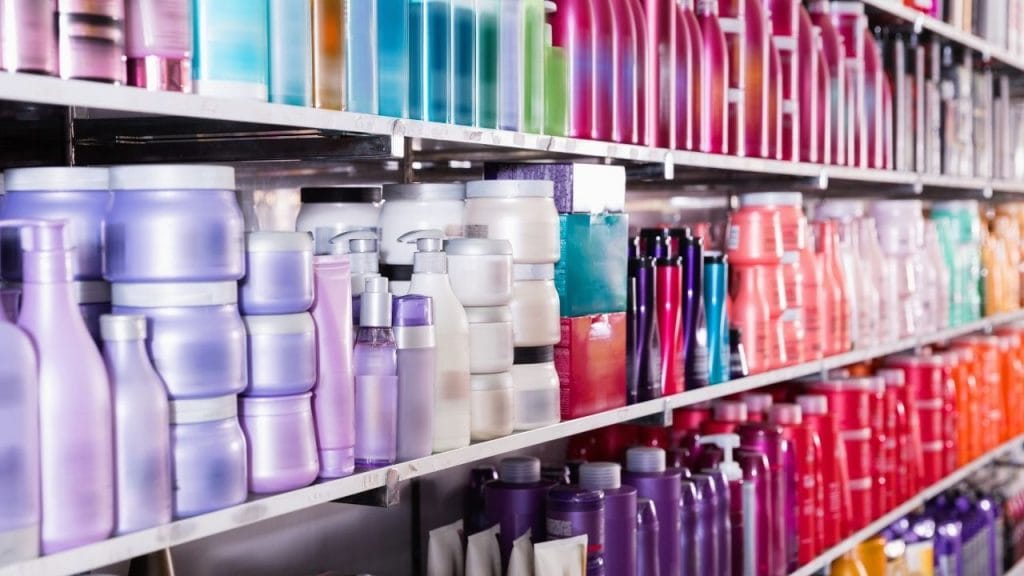 Na imagem, prateleiras com diversas opções de produtos para os cabelos.