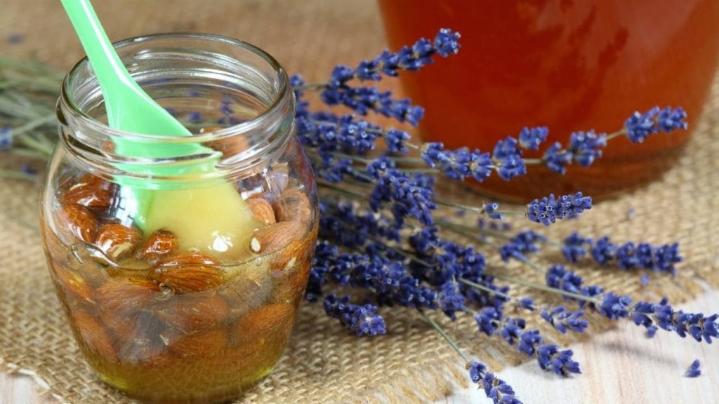Demonstração do hidratante caseiro de amêndoas com lavanda.