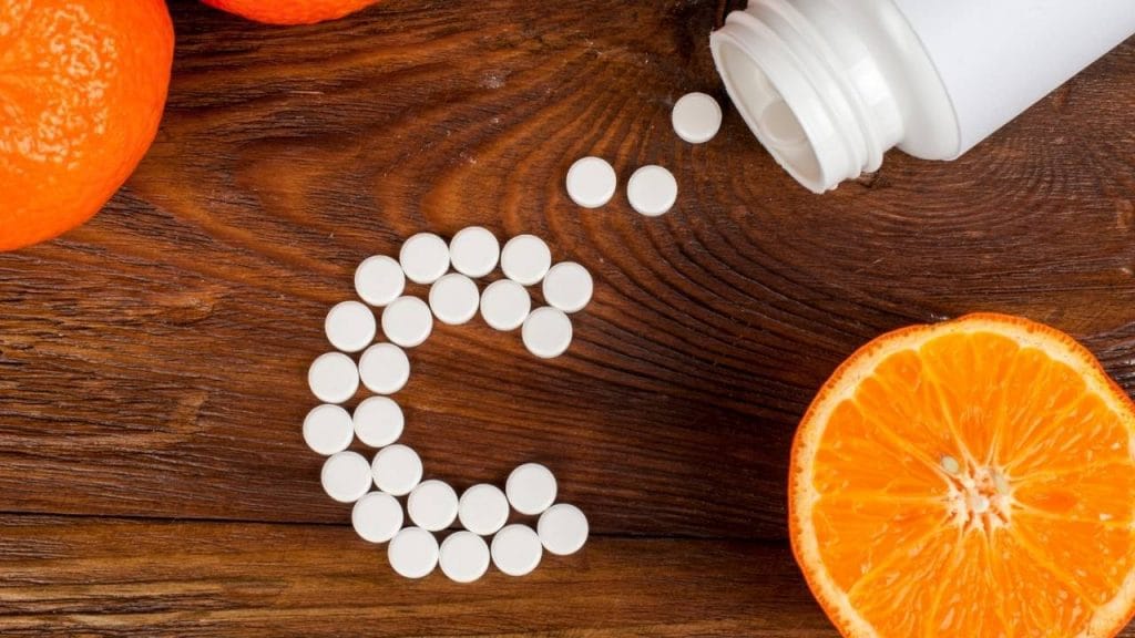 A vitamina C pode ser obtida pela suplementação ou pelo consumo de alimentos ricos no nutriente, como a laranja.