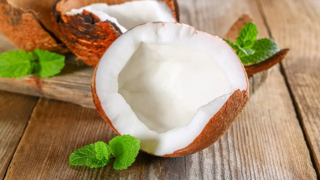 O coco, diferente das frutas que o diabetico não pode comer, auxilia no controle da glicemia e ajuda no tratamento da doença.