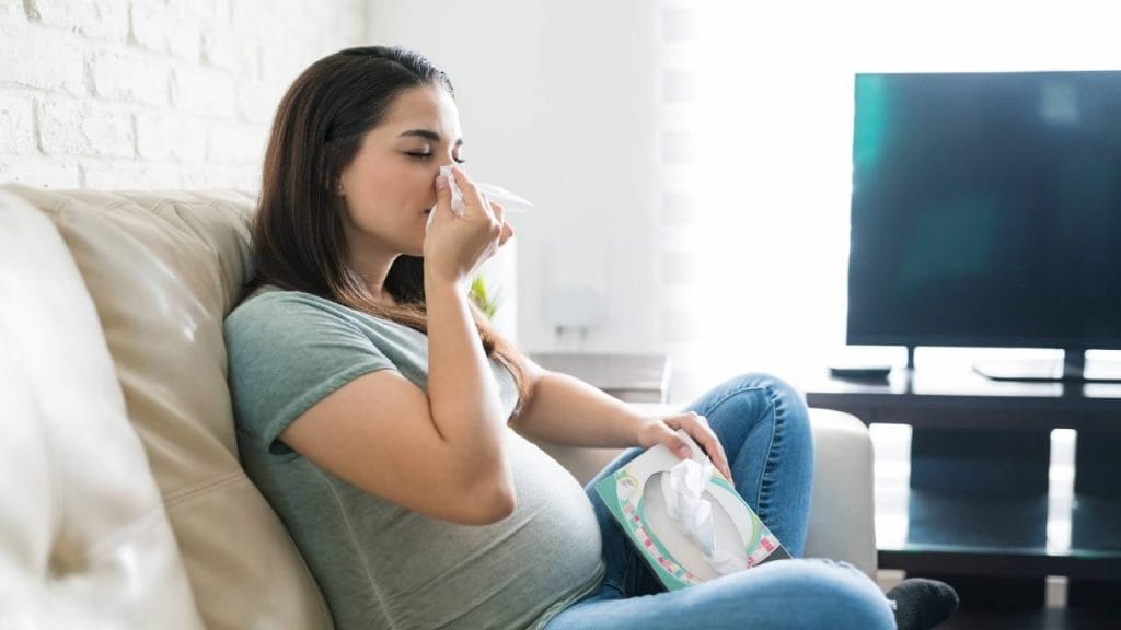 A gestante que já está com sintomas de gripe deve repousar e não usar medicamentos sem orientação médica.