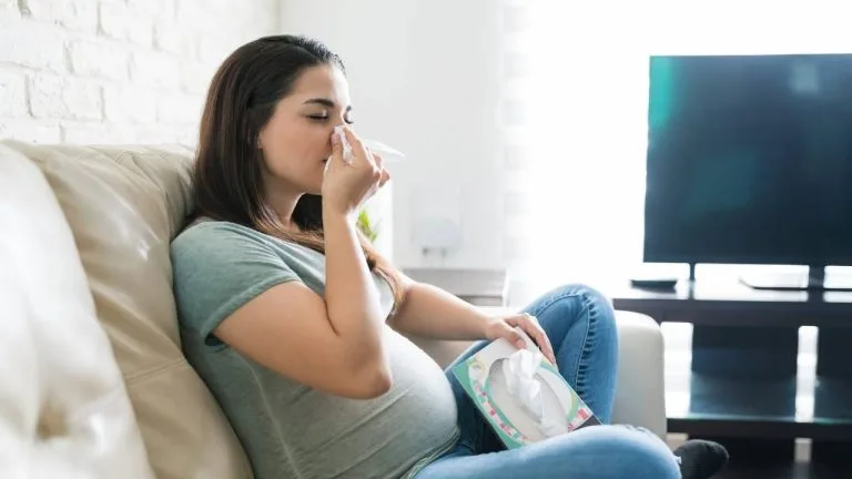 Sintomas de gripe na gestação podem ser amenizados com algumas atitudes.