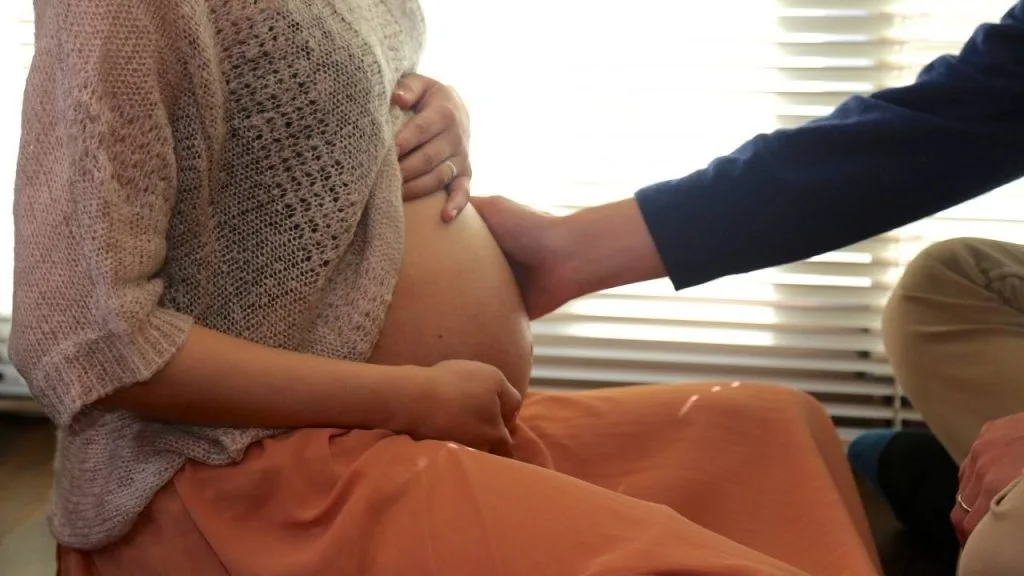 Sentir o bebê se mexer na barriga é o momento mais aguardado pelos pais.