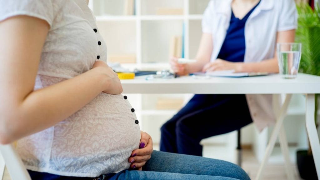 Gestante em consulta médica, para receber orientações de como evitar as estrias.