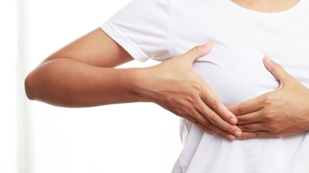 Inchaços, dores, irritação e nódulos são alguns dos sintomas do câncer de mama que a mulher pode perceber.