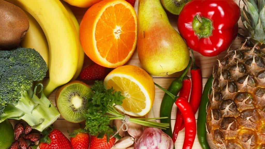 Frutas e verduras são fontes naturais de vitamina C e outros nutrientes essenciais.