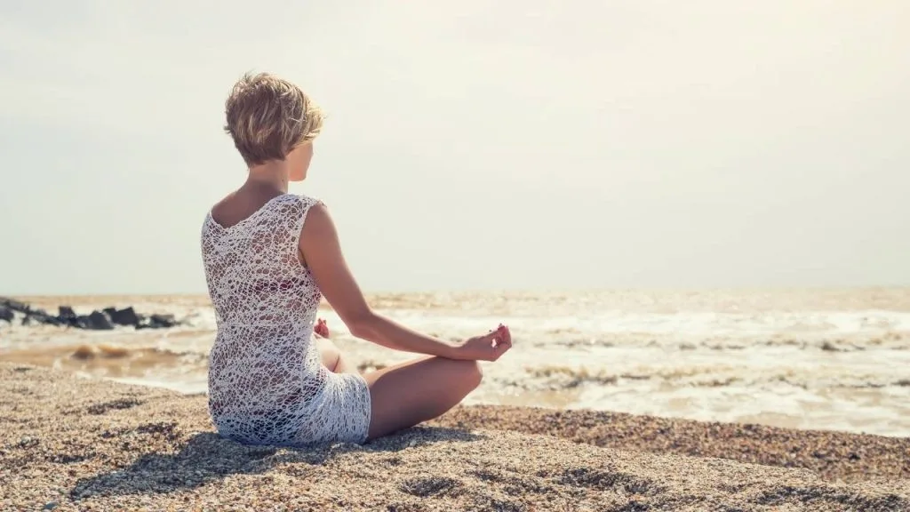 Meditar e praticar exercícios de respiração ajudam a evitar sintomas da tensão emocional.