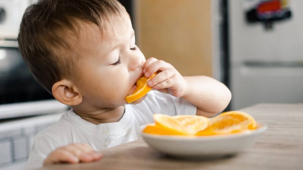 Consumir a fruta ou o suco da laranja garante uma boa reposição de vitamina C.