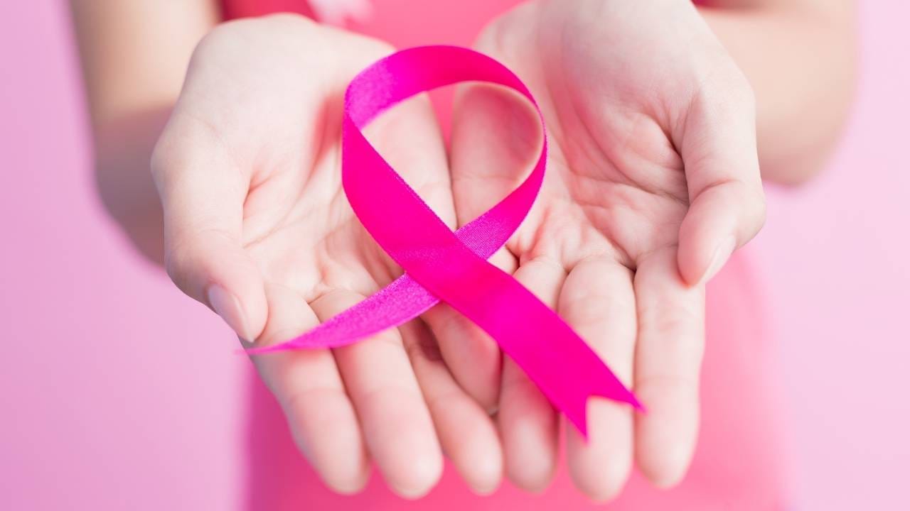 Outubro rosa é o movimento que informa mulheres sobre o câncer de mama.