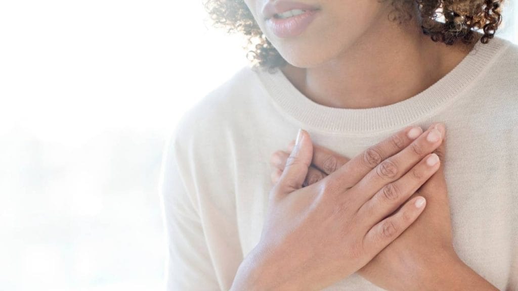 Dor no peito e dificuldade em respirar são sintomas da asma.