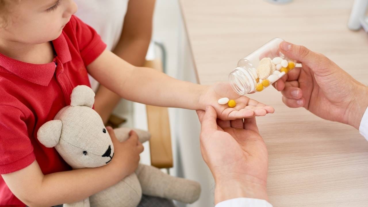 Médicos indicam o uso de suplemento vitamínico infantil quando os níveis de vitaminas estão a baixo.