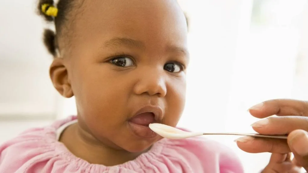 Bebê com 4 meses deve pode comer papinha mediante orientação do pediatra.