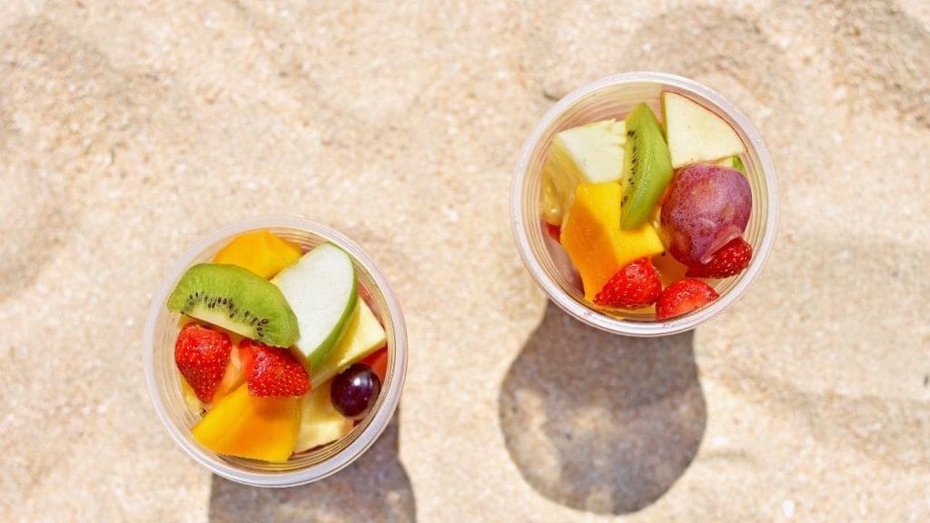 Frutas como melão, melancia, abacaxi e morango são ricas em nutrientes e água.