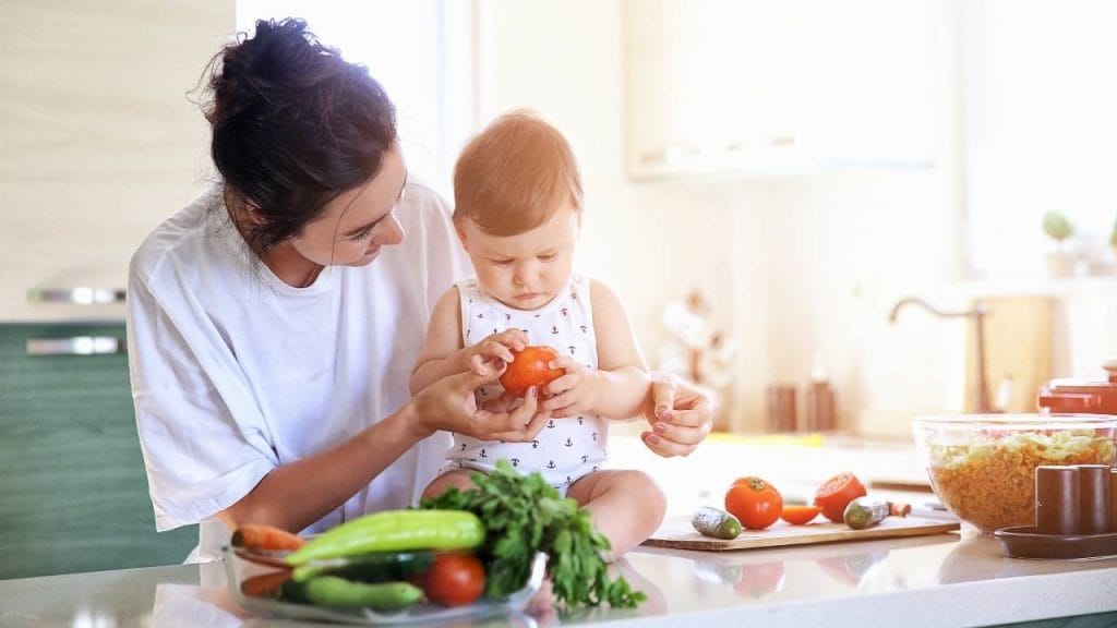 A introdução dos alimentos deve ser feita com vegetais bem cozidos amassados ou picadinhos.